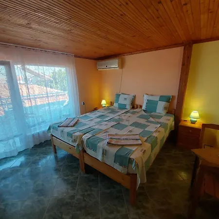 Nikolovi Gasthuis 2*